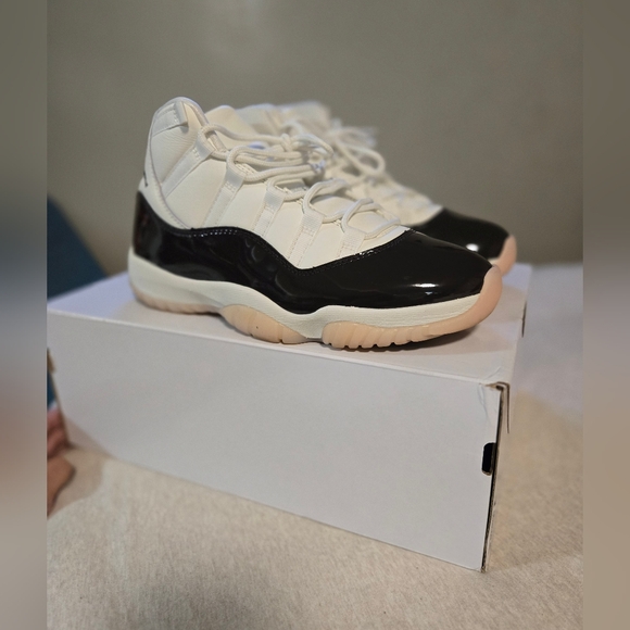 Nike Air Jordan Retro 11 "Neopolitan" Women - Picture 7 of 13